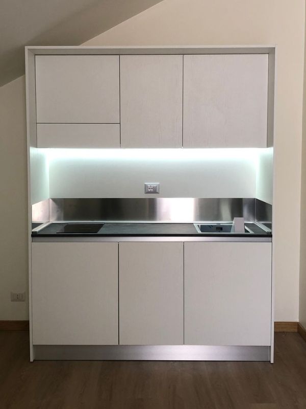 Mini cucina a vista Aria da 169 cm bianca 05 | Mini Cucine moderne per piccoli spazi Cucine per Piccoli Spazi: Soluzioni Salvaspazio Eleganti e Funzionali